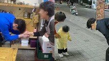 ‘하정우 손 털기’ 논란 후 ‘배꼽인사’ 대결…꼬마에게도 90도 인사