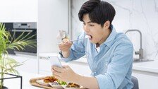 “한국서 혼밥하려다 두 번 퇴짜”…CNN이 본 ‘1인 식사 트렌드’