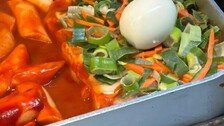 “비닐째 넣은 거 아냐?”…포장마차 떡볶이 논란