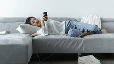“친구 필요 없다”…비행기모드 켜고 인간관계 줄이는 사람들