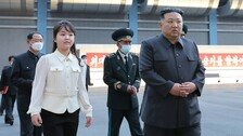 가죽 점퍼에 ‘수탉머리’…김주애 패션에 담긴 ‘후계자 신호’