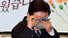 李, 순직자 부모에 카네이션 달며 눈물… “국가가 자식 도리 할것”