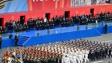 소련군 얼굴 사이 북한군…北, 러 전승절 열병식에 첫 행진