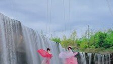 “와이어 매달려 폭포 위를”…중국서 뜬 ‘선녀 체험’ 뭐길래