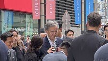 국내 백화점 둘러본 LVMH 회장, 매장 도면까지 ‘꼼꼼 체크’ 눈길