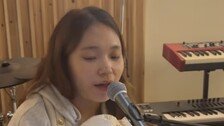 엄마 된 이진아, 아기띠 메고 건반…“엄마 되는 중”