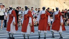 “연등행렬에 등장한 AI 로봇 스님”… 전통과 첨단기술 어우러진 도심 축제 [청계천 옆 사진관]