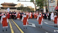 ‘로봇 스님들’과 함께한 연등회… 자율주행 로봇 축원도