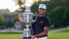 아버지 그리며… ‘양손 장갑 골퍼’ PGA 우승
