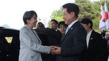 李, 안동 호텔 입구서 다카이치 영접…“시골 소도시 오시느라 고생”