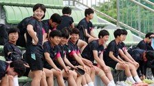 나이키-아디다스 신고…북한 女축구단, 훈련장선 웃었다