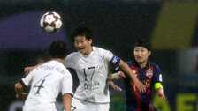 남북 女축구 장대빗속 맞대결…“우리 선수 힘내라” 팀 구별없이 응원