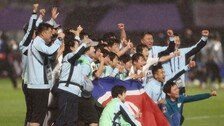 인공기 들고 기념사진 찍은 北 내고향축구단…믹스트존은 묵묵부답