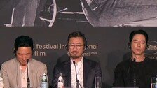 칸 회견장 나온 황정민·조인성, 무례한 기자 탓에 ‘의문의 1패’
