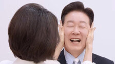 김혜경 여사, 李대통령 볼 두드리며 “잘~생겼네”
