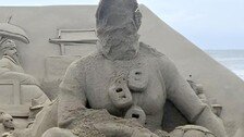 ‘작품’인 줄 몰랐나…해운대 모래상 뭉개버린 70대