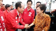 선거판 돌아온 박근혜…대구 상인들 “사랑합니다” 손하트
