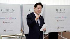 李, 투표지 들고 나왔다 들어가…국힘 “무효표” 주장