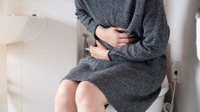 “어, 붉은 소변이”…통증 없다면 ‘이 질환’ 의심을