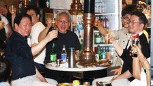 젠슨황, 깻잎에 삼겹살 쌈…‘막내’ 구광모 회장이 고기 구워