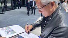 젠슨 황, 현대 사옥 방문에 직원들 환호…‘깐부’ 정의선 직접 맞이 [현장 사진]