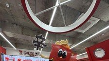 “내 얼굴 넣은 너구리까지”…성수동 ‘신라면 분식’ 직접 가보니