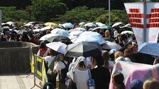 BTS 부산 공연 1시간 15분 지연…팬 선물 배부 혼선에 입장 차질