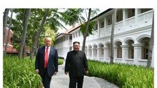 트럼프, 뜬금 김정은과 찍은 사진 게재…이란 종전 국면에 왜?