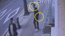 등에 벽돌 숨기고 거리 활보하며 행인에 ‘씨익’, 알고보니…