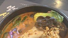 다리 풀기 vs 배 가르기…삼계탕 첫 공략 부위는? [이설의 한입 스토리]