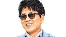 고독과 악수하며 산이 되어 가다[내가 만난 명문장/유성호]
