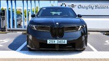 [시승기] 계기판 없앤 승부수…BMW 차세대 전기 SUV ‘더 뉴 iX3’ 타보니