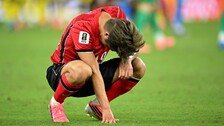질질 끌려가다, 땅 치고… 이게 축구냐, 가슴 치고