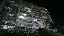 7층 실외기 매달린 여성, 하마터면…에어매트 설치 뒤 떨어져 ‘구사일생’