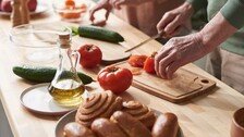 치매 고위험군 노인, 채소·생선 등 ‘항염증 식단’ 먹으면 치매 위험 30%↓
