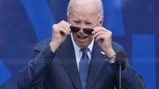 바이든 “백악관 허물어 연회장? 트럼프는 정말 한심한 놈”