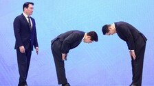 “李 큰절한다는 걸 말려”…이재용·최태원에 90도 인사