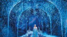 ‘렛잇고’ 부르자 얼음 드레스 마법… 화려한 ‘겨울왕국’ 속으로