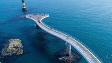 “우산 한 번 찔렀을 뿐인데”…中 세계 최대 유리 다리 ‘쩍’ 갈라졌다