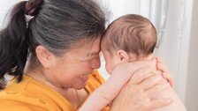 “난 28세 같아”…58세에 아들 출산 여성, 60세에 딸 낳았다