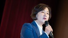 ‘암컷논란’ 이어 ‘방울논란’…추미애 출판기념회서 함세웅 신부 발언 논란