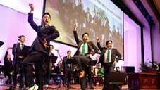‘이대의 아이돌’ 남성 교수 중창단의 화려한 축하 무대