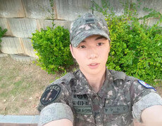 강다니엘, 군복 입고 여름 햇살 같은 미소 ‘잘생겼어’ [DA★]