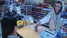 편의점 女직원, 권총 든 강도 격퇴… CCTV에 찍힌 장면 보니?