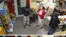 권총 강도, 여자에게 맞아