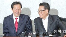 우상호 “원구성 野끼리 협력해야죠” 박지원 “제1당에서 베풀어야지”