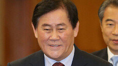 소나기 피해서… 해외 머물다 온 최경환