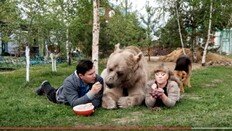 식사와 운동까지… 가족이 된 곰 “우리는 식구”