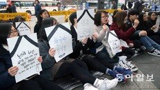 28일 국정교과서 현장 검토본 공개…  “대한민국 수립, 정통성 강조” vs “뉴라이트 사관”