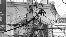 피복 벗겨진 채 뒤얽힌 전선… 건전지 빼버린 화재경보기